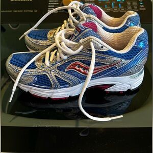 New without Box, Size 7
Runs small